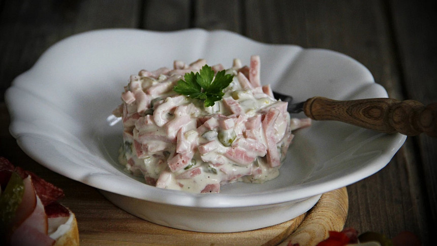 Bezchybný pařížský salát podle ČSN: Lahůdku z dob minulých připravíte snadno a rychle, chutí vás úplně dostane