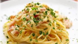 Slavné těstoviny carbonara jsou úžasně jemné a krémové díky omáčce ze žloutků. Ty se ovšem musejí přidat v pravou chvíli