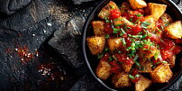 Řecká kuchyně není jen gyros a musaka: Objevte jachni, voňavé brambory z jednoho hrnce