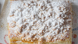 Křehký mandlový croissant na plech: Křupavý koláč s vůní mandlí snadno vyrobíte i z kupovaného listového těsta