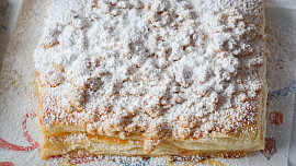Křehký mandlový croissant na plech: Křupavý koláč s vůní mandlí snadno vyrobíte i z kupovaného listového těsta