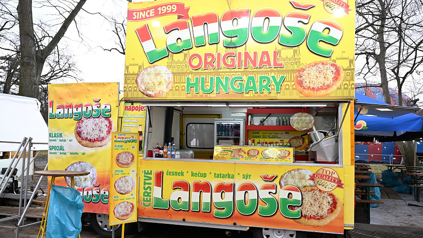 Langoše na Matějské najdete skoro na každém kroku.