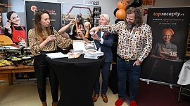 Špaček pepřil koblihy a Maršálek doporučoval tango v kuchyni. Takhle to vypadalo na křtu nejnovější kuchařky
