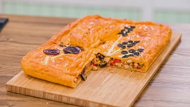 Peče celá země: Španělský koláč empanada gallega není vůbec sladký. Čím se obvykle plní?