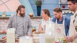 Peče celá země: Cukrář Josef Maršálek nám prozradil, jak na labutě z odpalovaného těsta