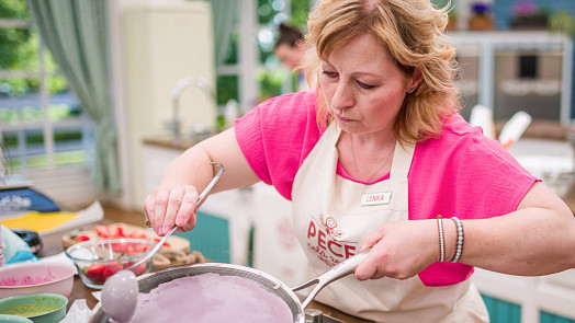 Barevný díl Peče celá země: Denisu rozplakala příprava palačinek, Lukášův dort označil Maršálek za mistrovské dílo