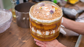 GALERIE: Úžasným dezertům trifle vévodil v Peče celá země efektní kousek i spojení čokolády s třešněmi. Ledabylost neuspěla