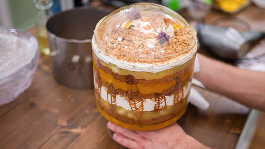 GALERIE: Úžasným dezertům trifle vévodil v Peče celá země efektní kousek i spojení čokolády s třešněmi. Ledabylost neuspěla