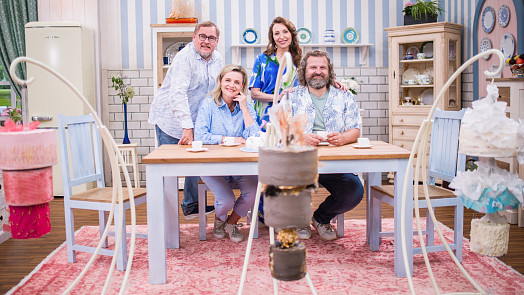 Erupce na Slunci, dort ze snů a v odstínech růžové: Jak se v Peče celá země dělaly dorty vzhůru nohama