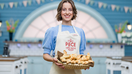 Celý den vařím pro profesionálního cyklistu, říká Anežka z Peče celá země. A do toho ještě stíhá famózní dezerty