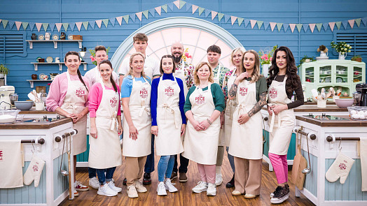 Přehled účastníků Peče celá země 2026: O výhru se popere operní pěvkyně, lékař i nehtová designérka z Francie