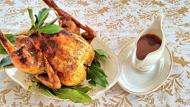 Jak na to nejšťavnatější pečené kuře? Rozpadající se maso a křupavou kůrčičku zajistí nasolení, mřížka i fígl s citronem