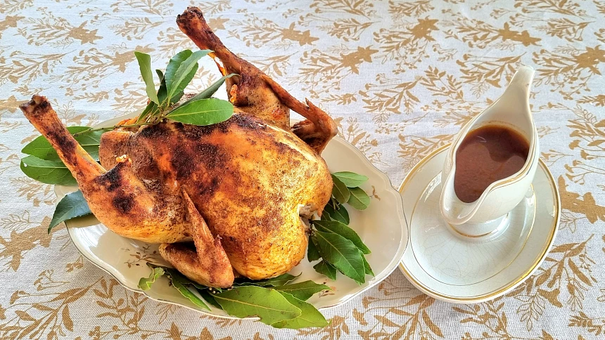 Jak na to nejšťavnatější pečené kuře? Rozpadající se maso a křupavou kůrčičku zajistí nasolení, mřížka i fígl s citronem