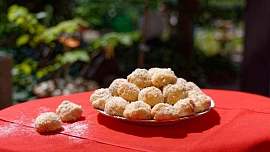 Pečení na neděli: Zkuste svatební mini koláčky plněné tvarohem a máčené v rumu!