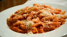 Penne alla vodka: Těstoviny s krémovou rajčatovou omáčkou s vodkou, která vás neopije, ale zvýrazní všechny chutě