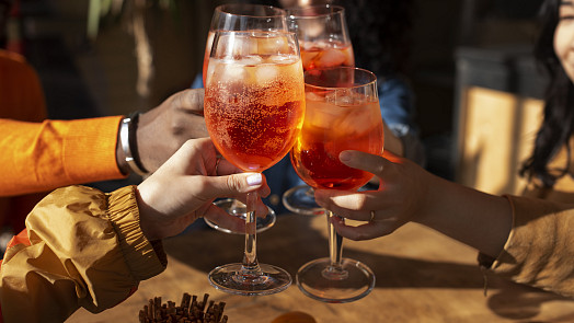 V létě frčí spritzy: Jaké si tuto sezonu namíchat? Tyto tří letní koktejly s chutí a vůní citrusů vás dostanou
