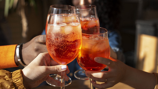 V létě frčí spritzy: Jaké si tuto sezonu namíchat? Tyto tří letní koktejly s chutí a vůní citrusů vás dostanou