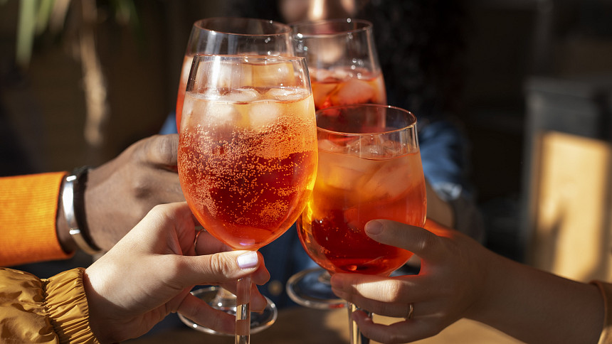 V létě frčí spritzy: Jaké si tuto sezonu namíchat? Tyto tří letní koktejly s chutí a vůní citrusů vás dostanou