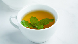 Mátový čaj z čerstvé máty: Proč chutná nejlépe, jak ho správně připravit a kdy po něm sáhnout?