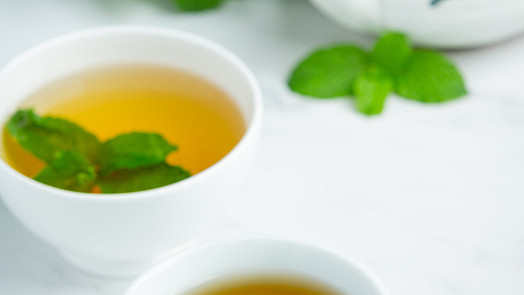 Mátový čaj z čerstvé máty: Proč chutná nejlépe, jak ho správně připravit a kdy po něm sáhnout?