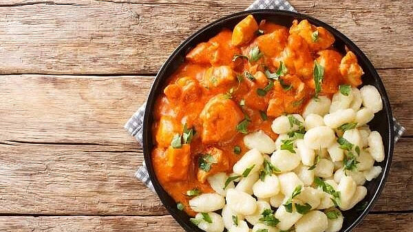 Perkelt je pravý maďarský guláš výtečné chuti díky maďarské paprice.