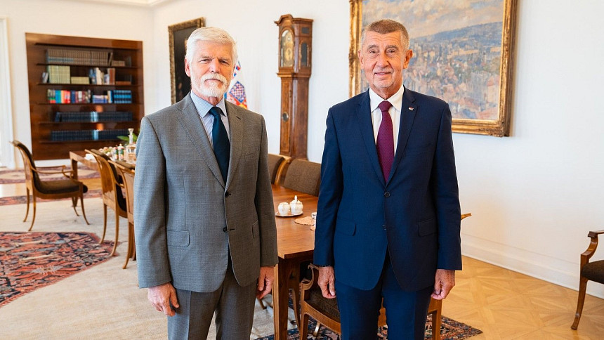 Novoroční oběd na Hradě: Prezident s premiérem si pochutnají na grilovaném candátovi i žloutkovém krému