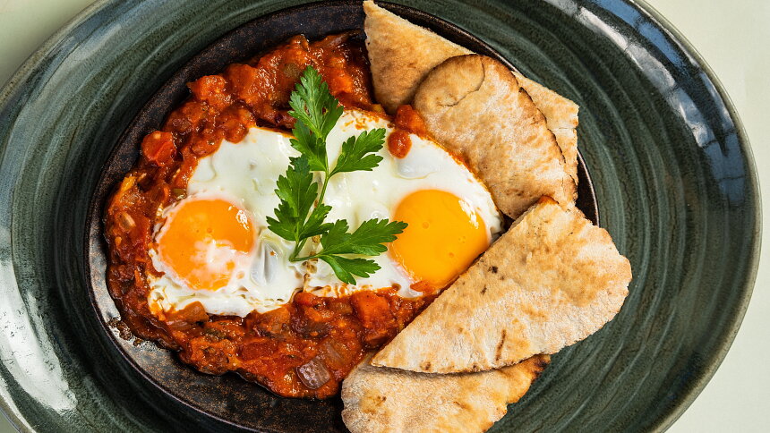 Shakshuka s vejci se podává na snídani