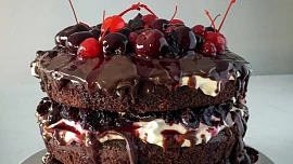 Kultovní Schwarzwaldský dort je inspirován německým krojem. Jak má správně vypadat?