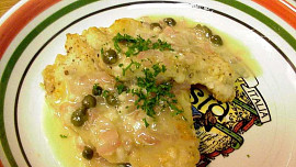 Řízky v italském stylu: Piccata s citronovou omáčkou chutná božsky. Je svěží, lehká a báječně šťavnatá