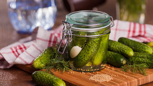 Jak zavařit kyselé okurky, aby zůstaly křupavé? Těchto 5 chyb vám může pokazit celou várku