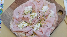 Pinsa není pizza: Slaná římská placka je méně kalorická, ale úžasně vláčná, nadýchaná a křupavá, dochucuje se až po upečení