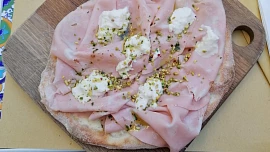 Pinsa není pizza: Slaná římská placka je méně kalorická, ale úžasně vláčná, nadýchaná a křupavá, dochucuje se až po upečení