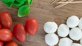 Mozarella: Ta pravá hvězda salátu caprese se vyrábí z buvolího mléka. Zkuste ji třeba zapečenou s bramborami