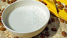 Domácí mandlové mléko vylepší kaše a dodá příjemnou „marcipánovou“ chuť i kávě