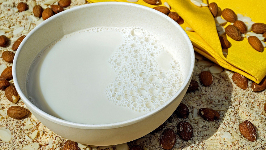 Domácí mandlové mléko vylepší kaše a dodá příjemnou „marcipánovou“ chuť i kávě