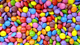 Retro okénko: Lentilky miluje již několik generací. Byly první ony nebo jejich americké příbuzné M&M's?