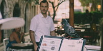 Dvojí ceny v Chorvatsku mohou turisty překvapit. U kávy nebo večeře nově uvidíte dvě různé částky