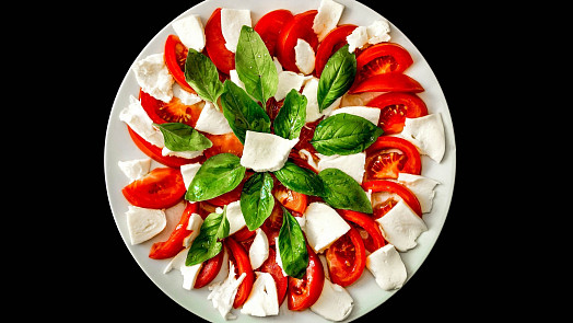 Dokonalá chuť Itálie: Víte, proč má salát caprese barvy italské vlajky a jak se správně dělá?