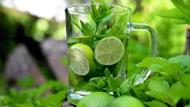 Mátu nemusíme hledat jenom v Mojitu, připravíme z ní skvělé voňavé pesto i svěží salát se sýrem feta