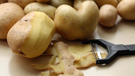 Jak oloupat nové brambory, aby se neponičily: Pomůže správné naříznutí i obyčejná sůl