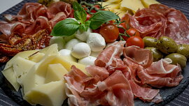 Nejlepší jedlé suvenýry z dovolené u moře: Jaké si přivézt z Chorvatska, Itálie a Řecka a jak je využít v kuchyni