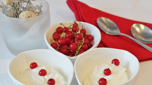 Proteinový souboj: Má víc bílkovin tvaroh, řecký jogurt nebo skyr? Odpověď je snadná