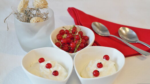 Proteinový souboj: Má víc bílkovin tvaroh, řecký jogurt nebo skyr? Odpověď je snadná