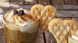 Frappuccino není jen ledová káva. Jak vzniklo a proč jeho název nemůže používat každá kavárna