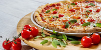 Vláčná a křupavá pizza jako z pizzerie: Připravit těsto je snadné i pro kuchařského začátečníka, při pečení je nejdůležitější správná teplota