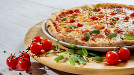 Vláčná a křupavá pizza jako z pizzerie: Připravit těsto je snadné i pro kuchařského začátečníka, při pečení je nejdůležitější správná teplota