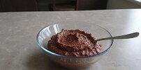Domácí Nutella nemusí být z drahých lískových ořechů. Zkuste levnější variantu z obyčejných arašídů