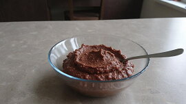 Domácí Nutella nemusí být z drahých lískových ořechů. Zkuste levnější variantu z obyčejných arašídů