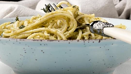 Dirty Martini Pasta: Těstoviny s chutí slavného drinku vás dostanou kombinací slaných oliv, voňavého citronu a výrazné gorgonzoly