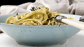 Dirty Martini Pasta: Těstoviny s chutí slavného drinku vás dostanou kombinací slaných oliv, voňavého citronu a výrazné gorgonzoly